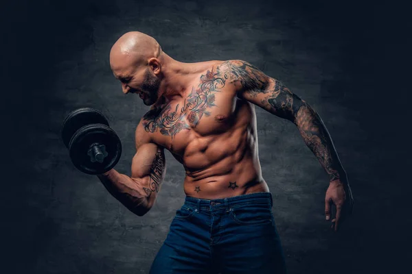 Muskulöser Mann hält Hantel — Stockfoto