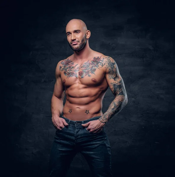 Bar överkropp man med tatuerad torso — Stockfoto