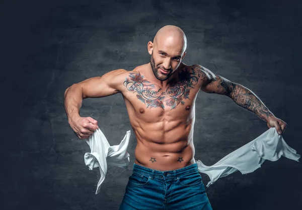 Hombre con un tatuaje en su pecho rasgando camiseta . —  Fotos de Stock