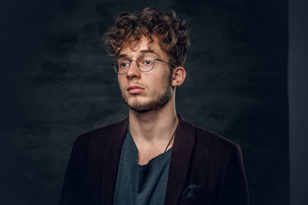 Hombre guapo con el pelo rizado —  Fotos de Stock