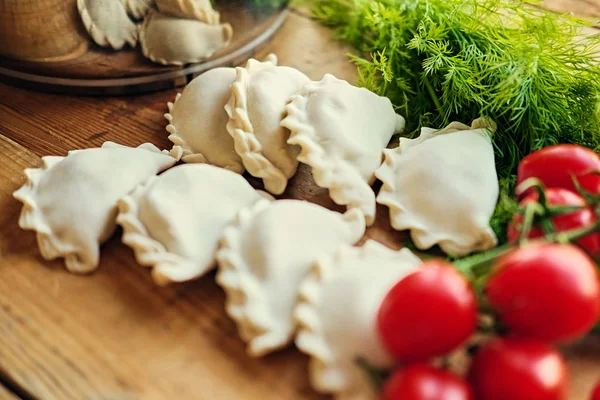 Bevroren dumplings met kerstomaatjes — Stockfoto