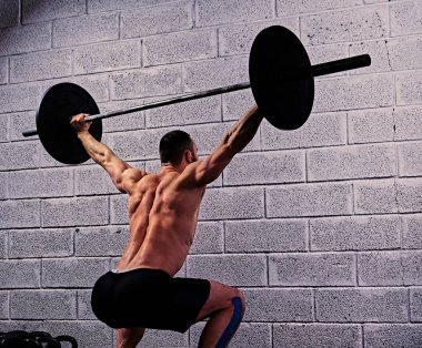 Ağız kavgası yapıyor atletik gömleksiz adam