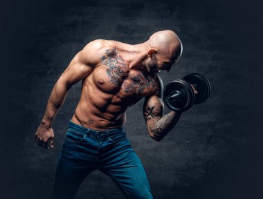 Göğsünde dövmeli adam 