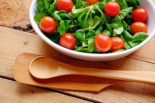 Kirschtomaten und Basilikumsalat — Stockfoto