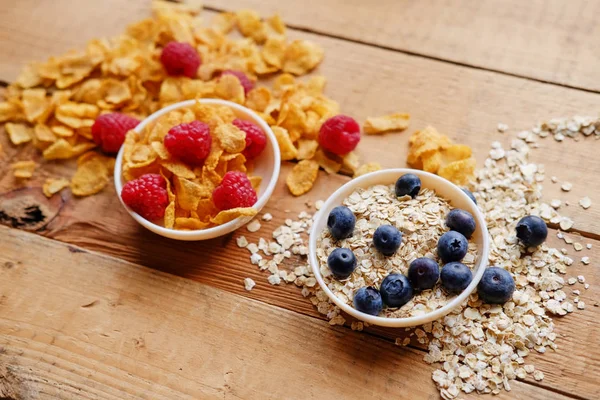 Golden corn flakes and some berries — Stock Photo, Image