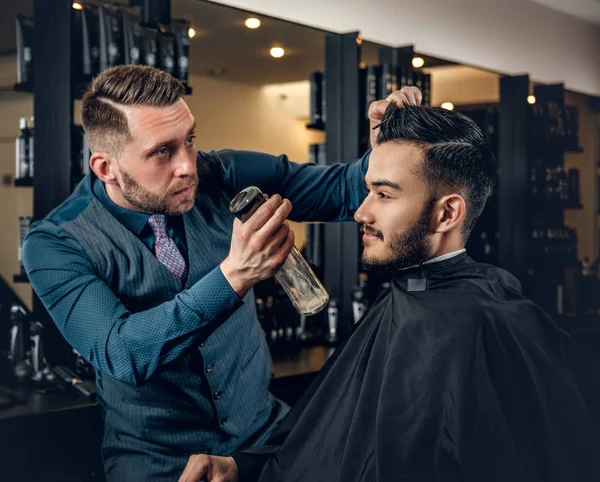 Coiffeur masculin élégant faisant coupe de cheveux — Photo