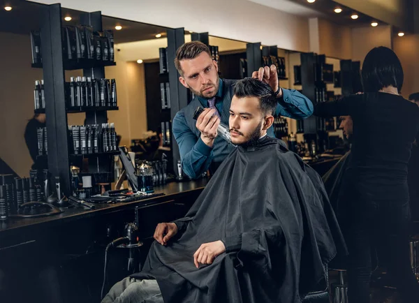 Coiffeur masculin élégant faisant coupe de cheveux — Photo