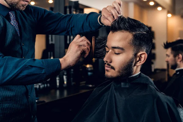 Şık erkek Kuaför Saç kesimi yapıyor — Stok fotoğraf