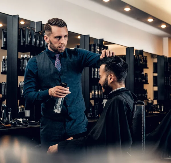 Coiffeur masculin élégant faisant coupe de cheveux — Photo