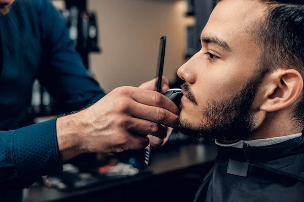 Image rapprochée du toilettage de la barbe des hommes . — Photo