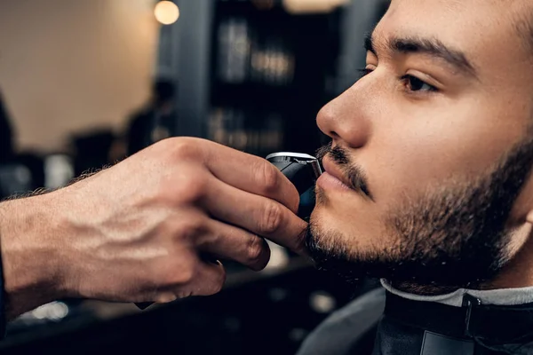 Imagem de perto da barba dos homens grooming . — Fotografia de Stock