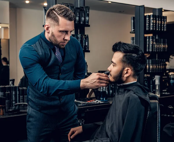 Bartpflege für Männer mit dem elektronischen Trimmer — Stockfoto