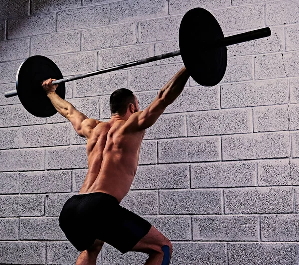 Atletico uomo a torso nudo che fa squat — Foto Stock