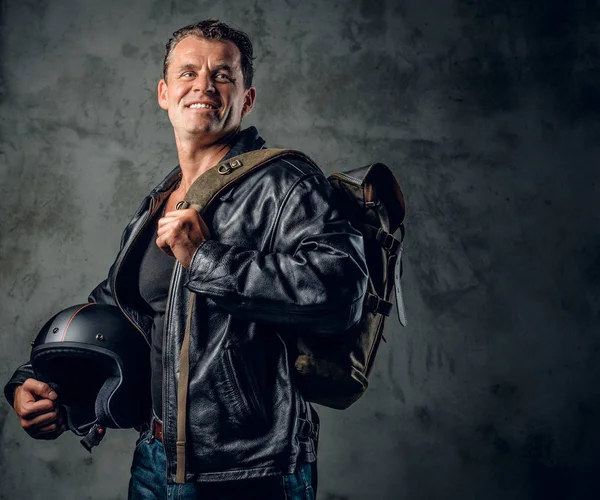 Muž drží motocyklové helmy — Stock fotografie