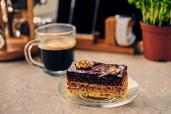 Délicieux gâteau sucré et tasse de café — Photo