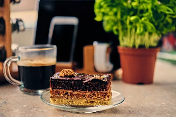 Delicioso bolo doce e xícara de café — Fotografia de Stock