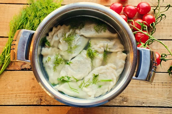 Gekookte dumplings met peterselie — Stockfoto