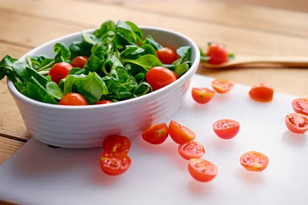 Geschnittene Kirschtomaten und Basilikumsalat — Stockfoto