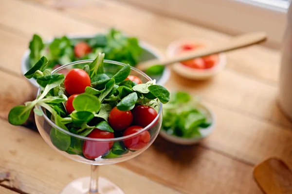 Tomates cereja e salada de manjericão — Fotografia de Stock