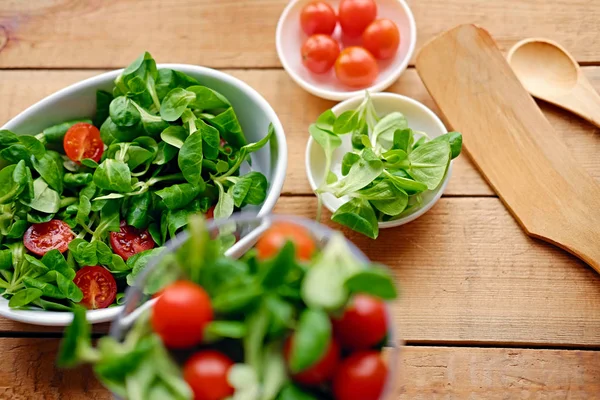 Kirschtomaten und Basilikumsalat — Stockfoto