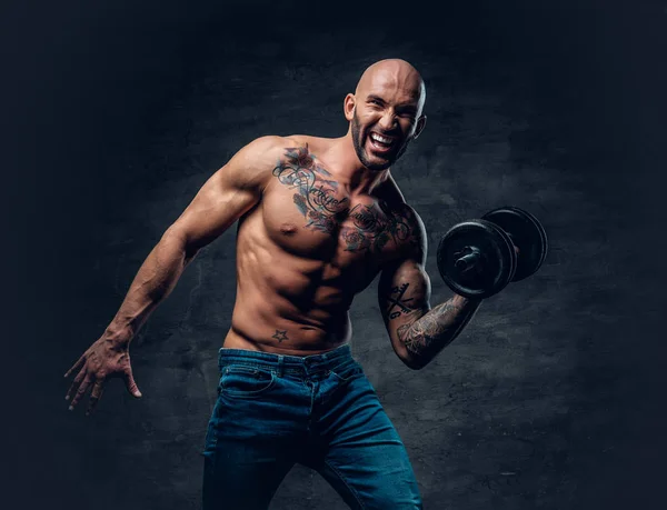 Hombre con tatuajes en el pecho —  Fotos de Stock