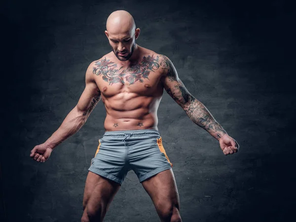 Homem muscular com corpo tatuado — Fotografia de Stock