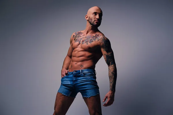 Hombre musculoso con tatuajes en el torso — Foto de Stock
