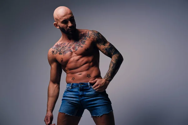 Мускулистый мужчина с татуировками — стоковое фото
