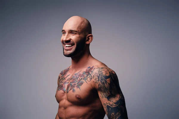 Sonriente hombre sin camisa con tatuajes —  Fotos de Stock