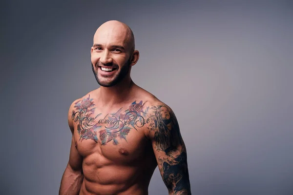 Lachende shirtless man met tatoeages — Stockfoto