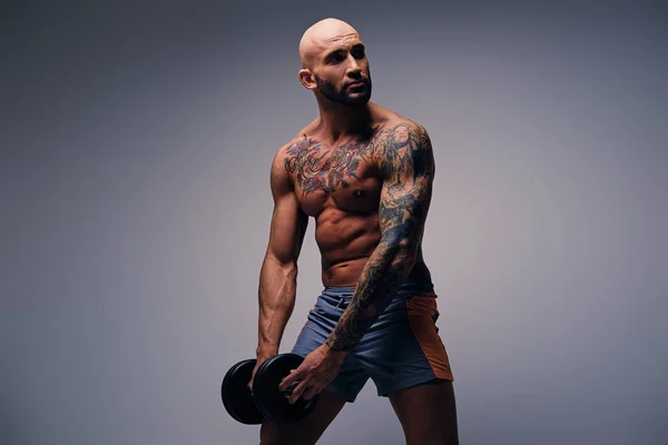 Mannen med tatueringar på hans överkropp och armar — Stockfoto