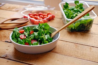 Kiraz domates ve fesleğen salata bölümünü