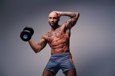 Gövde ve kollar üzerine dövmeli adam
