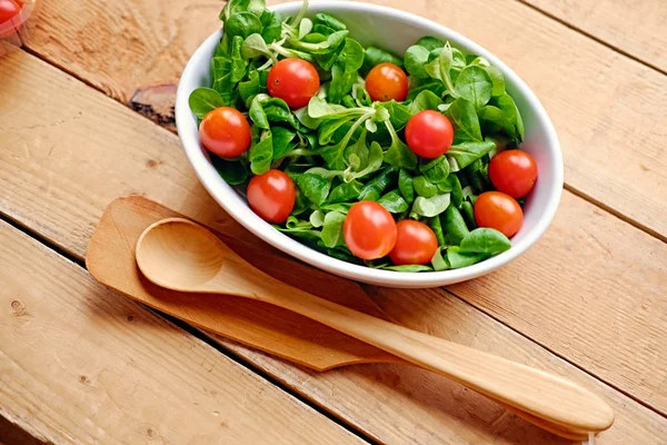 Tomates cereja e salada de manjericão em xícara — Fotografia de Stock
