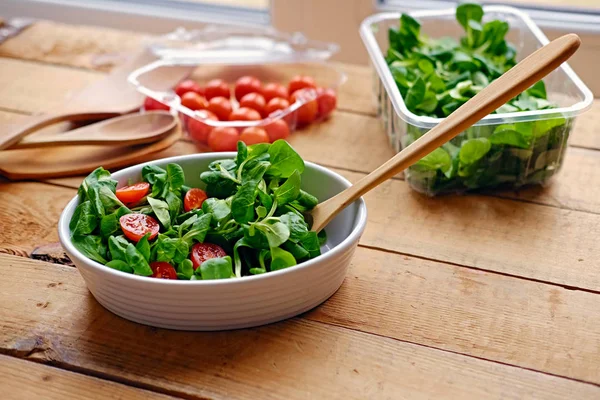 Porção de tomate cereja e salada de manjericão — Fotografia de Stock