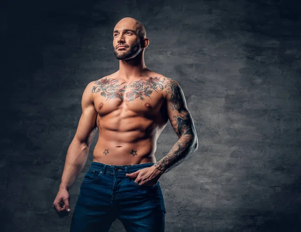 Bar överkropp man med tatuerad torso — Stockfoto