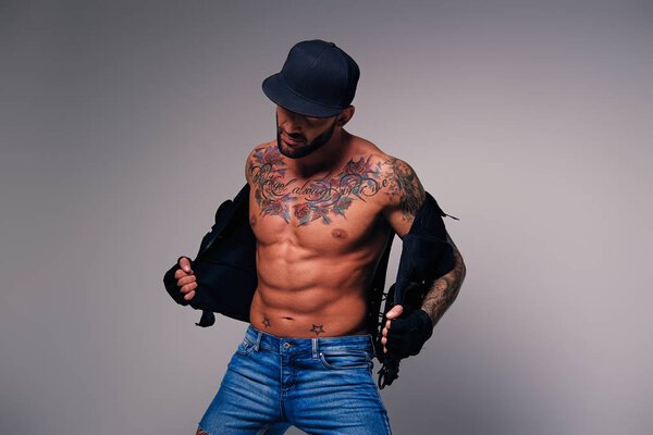 Татуированный мужчина, одетый в джинсы
