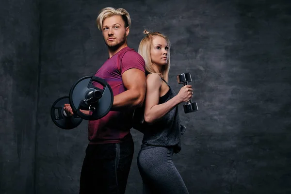 Homem desportivo e mulher loira magro — Fotografia de Stock