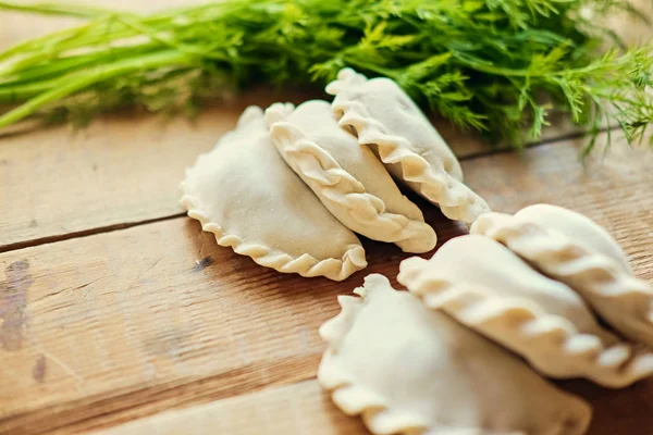 Παρασκευή ρωσική dumplings με μαϊντανό. — Φωτογραφία Αρχείου