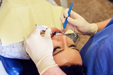 Diş hekimi diş prosedür yapıyor