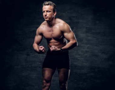 Gömleksiz atletik erkek