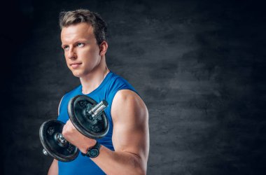 Mavi bir spor giyim erkekte halter tutar