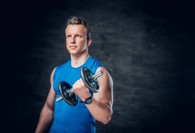 Mavi bir spor giyim erkekte halter tutar