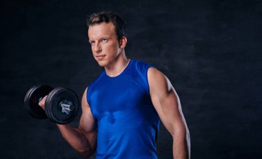 Atletik erkek halter tutar