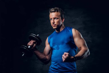 Atletik erkek halter tutar