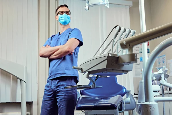 Dentista masculino en una habitación —  Fotos de Stock