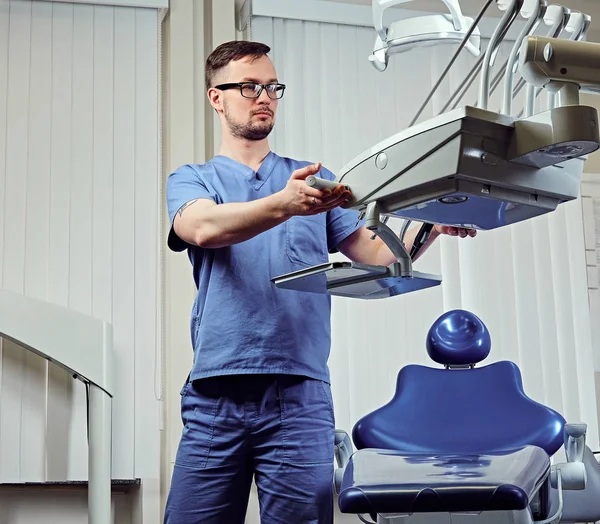 Mannelijke tandarts in een kamer — Stockfoto