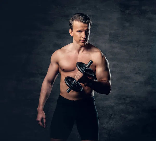 Shirtless chlap dělá biceps cvičení — Stock fotografie