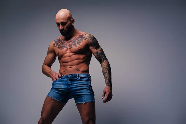 Homme musclé avec des tatouages sur le torse — Photo