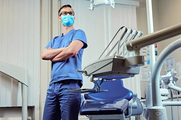 Zahnarzt in einem Zimmer — Stockfoto